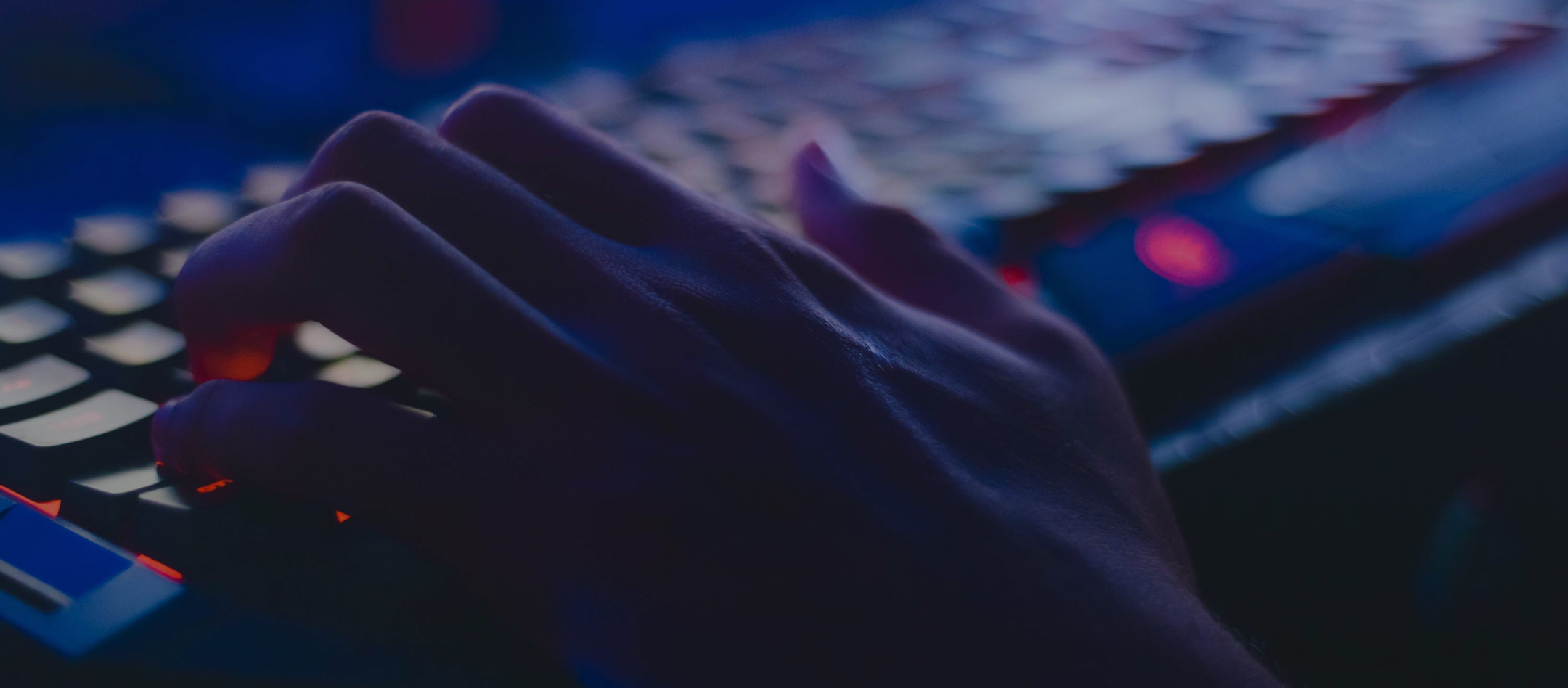 Foto de persona tipeando en un teclado